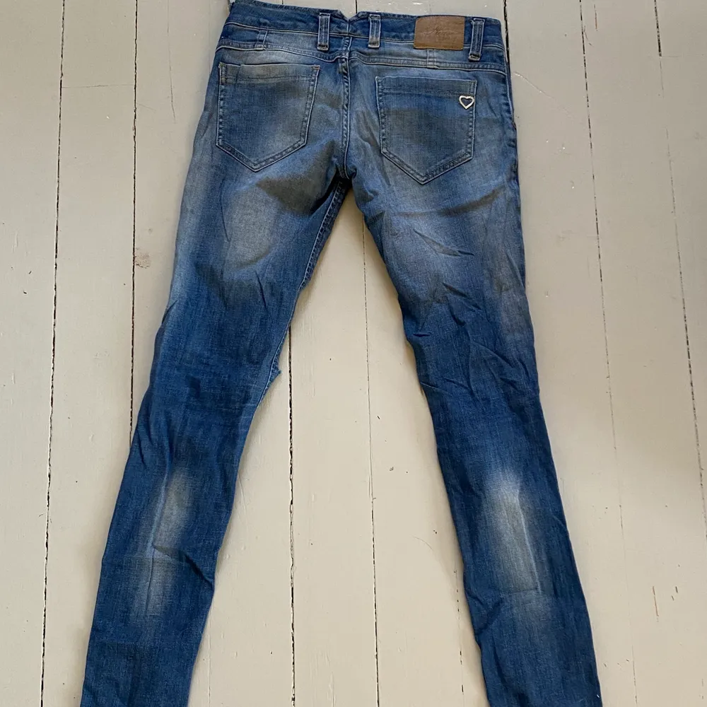 Snygga jeans med slitningar på knäna och slit längst ner. Äkta please som tyvärr saknar storlek men jag skulle säga att de passar en 32/34 då de är lite små för mig som brukar ha 36 i jeans. Köparen står för frakten💕 hör av dig om du vill ha fler bilder på plagget. Jeans & Byxor.