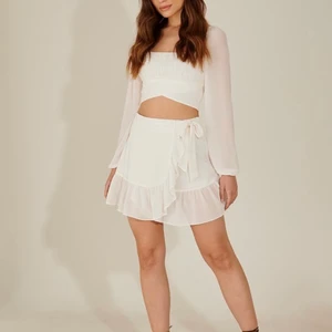 Vit volang kjol - Säljer denna superfina volang kjolen som är slutsåld på NA-KD. Nypris 319, säljer för 150kr. Kjolen är aldrig använd. 