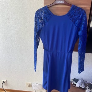 Klänning - Säljer min favorit klänning pågrund av att den inte kommer till användning, har ba använt den 1 gång den är ifrån H&M och är i storlek M väldigt fin till sommaren och sexig 
