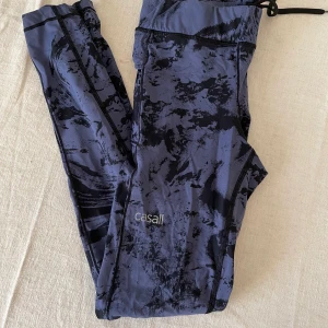 Casall träningstights - Säljer mina fantastiskt sköna träningstights från casall då de aldrig kommer till användning. Endast använda några få gånger. (Passar även stl S)