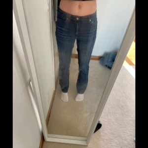 Blåa jeans, superfint skick - Mörk blåa super fina låg/mid Rise jeans i bra skick. Jag är 173 lång men dom sitter normalt på mig och går inte ner till marken.