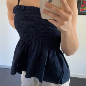 Gullig topp - Säljer denna jättesöta topp! Endast använd en gång. Superfin till våren och sommaren! storlek M men då den är väldigt töjbar passar den S-L💕 köparen står för frakt (första bilden är lånad)