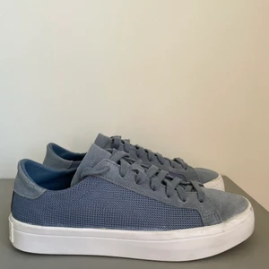 adidas originals  - Blåa sneakers från adidas originals. Använda ett fåtal gånger. Jättesköna!! Impregnerade. Storlek 39 1/3