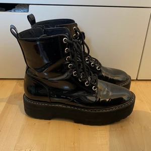 Lack-Boots strl. 39! - Säljer dessa lackboots från H&M i storlek 39! Säljer dem för 200kr!