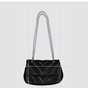 Svart väska - Svart väska som går att göra kortare och längre genom att justera kedjan som man vill! Perfekt storlek, man får plats med mobil, plånbok mm! Säljer då jag har en i rosa som jag gillar mer💕💕💕 går att pruta