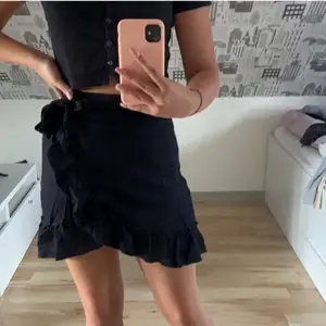 OBS!❌ lånad bild! En jättefin kjol med knytning från Gina som tyvärr inte används lika mycket längre💗 fint skick och bra kvalite 