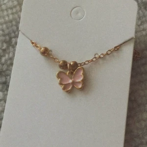 Fjärilhalsband - Ett rosa fjärilshalsband med guld kedja! 20kr + 12kr frakt = 32kr totalt! skickas samma dag som du betalar❣️ 