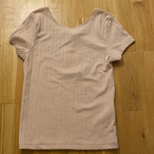 Babyrosa tröja från Bikbok strl xs - Babyrosa topp från bikbok i storlek xs. Aldrig använd och etiketten är kvar.