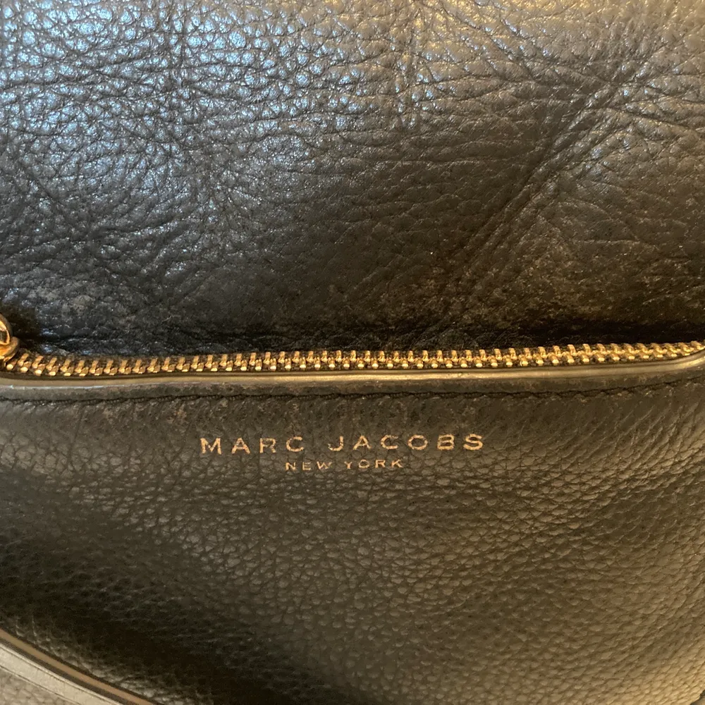 Liten crossbody väska från Marc Jacobs. Två mindre fack på insidan. I använt skick. . Väskor.