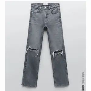 Säljer dessa populära slutsålda jeans från Zara, med hål och slits! Skriv privat för fler bilder💗 Säljes direkt för 300+spårbar frakt (ingen budgivning) 💕