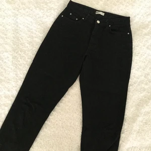 Jeans ginatricot storlek M - Momjeans utan stretch. Normal passform med hög midja och avsmalnande ankellånga byxben. Dragkedja och en knapp. Fram- och bakfickor. Köptes ett år sedan. 