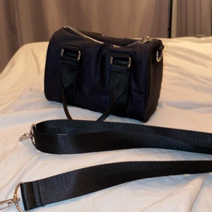 Väska  - En väska från weekday man får med ett band som tillhör om man vill ha ett långt band 🎗 💕(om ni nt fattar då skriv till mig ) 