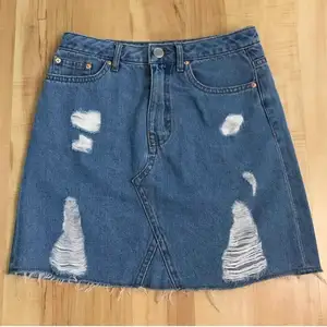 Säljer en nästan helt ny jeans kjol!🤩 säljer pga av att den inte har kommit till användning:/ inga fläckar. Stolek XS. 60kr💓