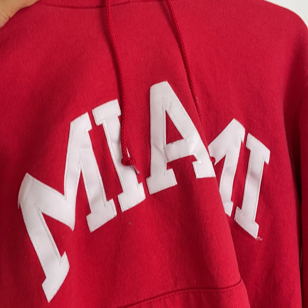 Röd snygg vintage champion hoodie som aldrig kommer till användning för mig😊 storlek S. . Hoodies.
