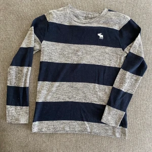 Abercrombie Kids stickad tröja - Abercrombie tröja till barn. Marinblå/grå. Storlek 9/10 år.