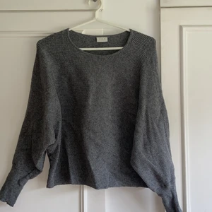 Mysig grå tröja  - Storlek XS men passar även mig som har M! Från VILA och har vida armar och nån slags resår vid handlederna🦋 Varit en favorit men används inte längre! Fin passform! FRAKT INGÅR I PRISET