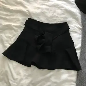Superfin kjol från Zara i storlek S säljs då jag tyvvär inte använder den länger🤍 den kan knytas både bak och fram (visar på bild 2 o 3)🤍 