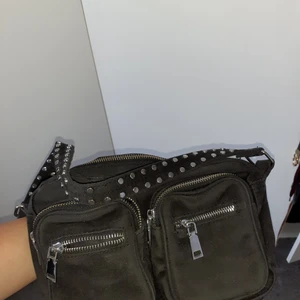 Novella väska - Säljer en novella väska i gott skick saknar två stenarnar! pris kan diskuteras vid intresse! 💕