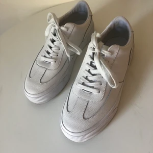  Vita sneakers  - Vita sneakers från ASOS. Endast använda några gånger och därav lite smutsiga sulor men annars som nya i skicket. Strl 41. Köparen betalar frakten. Skriv vid fler frågor