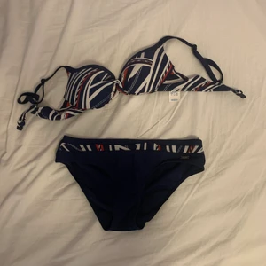 Bikini set  - 🥰Ett bikiniset köpt i tärnsjö. Den är marinblå med vita och röda detaljer i storlek 40 (B kupa) och ett typiskt bikini-spänne🌸. Den sitter gulligt men är tyvärr för liten för mig🥺. Köparen stär för frakt💕