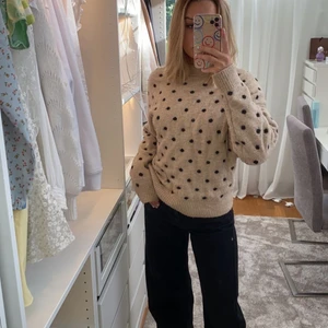 Stickad tröja - Säljer denna supersöta stickade tröjan som är i fint skick, perfekt nu när det börjar närma sig höst. Köpt på HM men minns inte till vilket pris. Köparen står för frakt om vi ej möts upp, Dm för mer bilder🥰