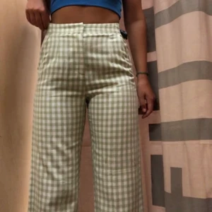 Trendiga byxor - Trendiga rutiga byxor köpta i Spanien denna sommar! Använda endast en gång. Storlek 38, passar mig som är 36/38. Sitter helt perfekt! 🌸