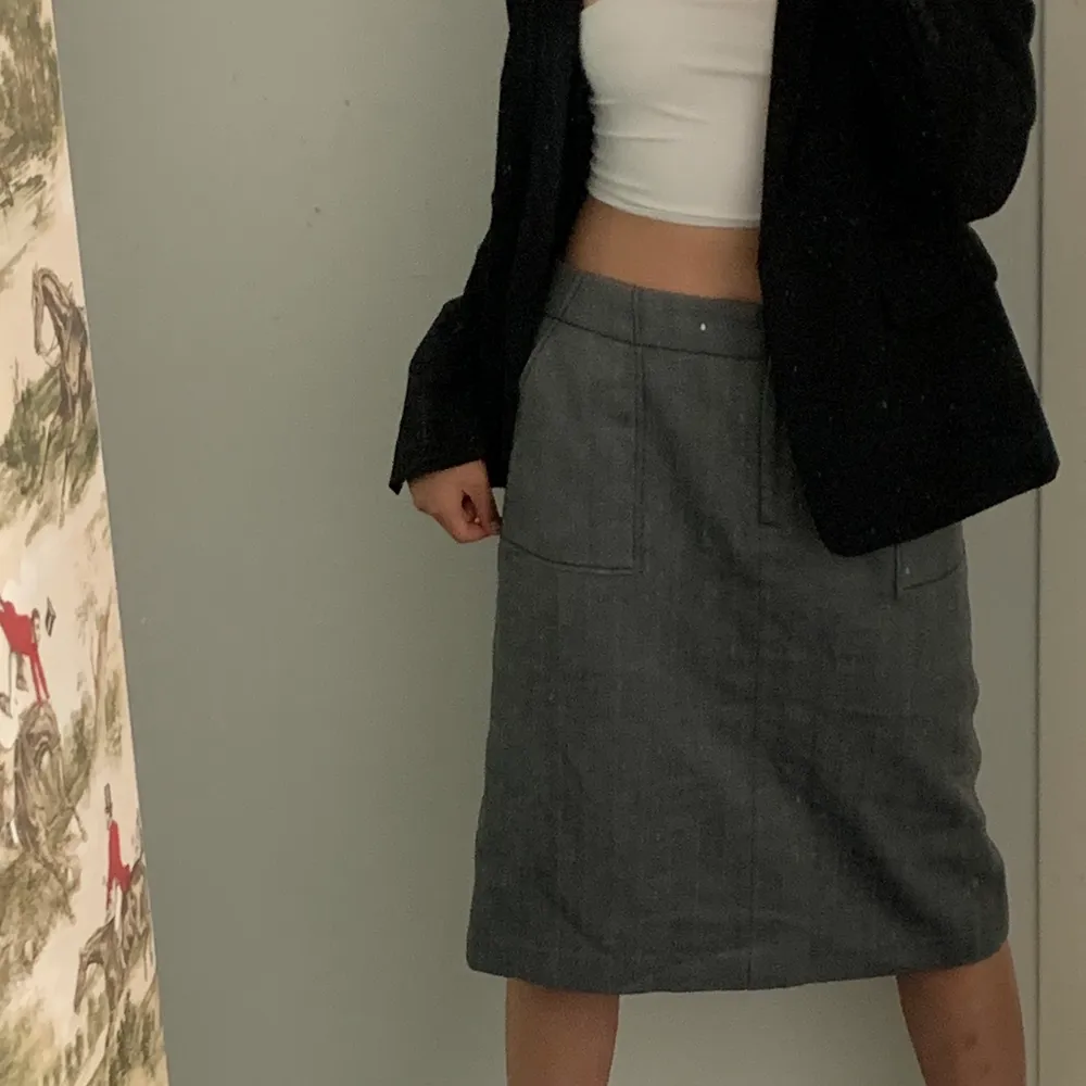 En ursnygg knälång grå kjol med fickor. Elegant, casual och samtidigt i jättebra kvalitet. Passar att ha allt från en dinner party med tjejerna till finmiddag på finlandsfärjan.🥂. Hameet.