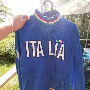 Kläder från Rom - Super mysig, köpt i Rom helt nyttskick aldrig använd den är storlek S/M men den är lite oversized 