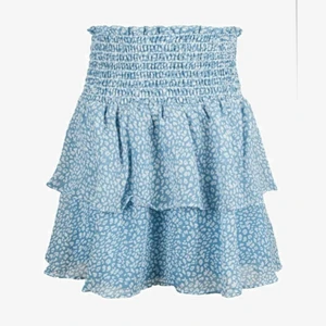 Volang kjol - ❌INTRESSEKOLL❌ intressekoll på min jättefina blåa volang kjol från Chelsea! Köpt i Chelsea butiken i Göteborg! Är inte säker på om jag vill sälja men vill se intresset för den! Nypris :449