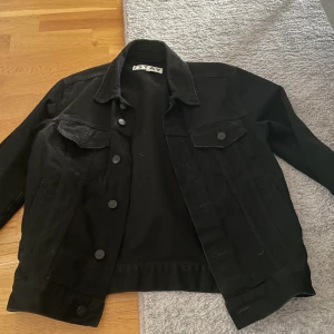 Svart jeansjacka - Köpt på jeansbolaget, superfin men tyvärr används den inte för känner det är inte riktigt min stil. Har användt den 1 gång och köpte den för 600kr, pris kan diskuteras.❤️