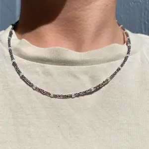 Lila supergulligt halsband gjort på glaspärlor. Köparen står för frakt🦋