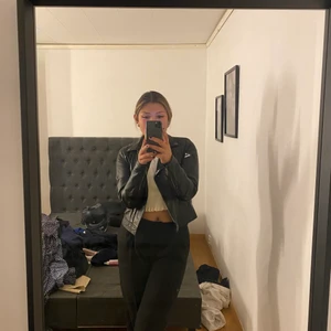 S/M - Säljer denna sjukt snygga customize skinnjackan från Emilija som Ida Carlsson och mirabell Lundgren har likadan. Använd endast 3 gånger. Köpte för 600kr och ni får buda från 200kr
