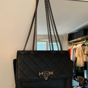 Svart väska  - Svart väska från shein med kedja i silver