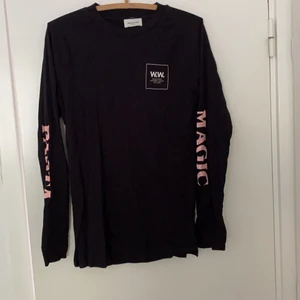 Wood Wood Longsleeve - Wood Wood Longsleeve använd fåtal gånger, är i storlek xs men är ganska stor i storleken!