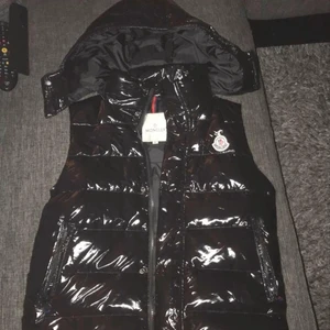 Moncler väst  - Säljer min väst bara seriösa köpare möts gärna upp nära där ja bor kan även frakta 