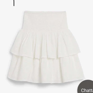 Vit volangkjol - Säljer denna slutsålda superfina vita volangkjol! Så trendig o fin i sommar💕 kontakta mig privat för fler frågor oså😋👌🏻 