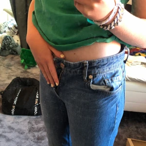 Lpgmidjade jeans från J.Lindeberg  - Säljer nu mina fina jeans då jag inte kan knäppa de i midjan längre. Supersnyggt lågmidjade och raka i benen! De passar någon som är mellan 155-165!💕 jag vet inte vilken storlek det är men skulle säga 34