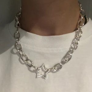 Coolt Kedjehalsband m. Stjärna - Säljer ett Kedjehalsband köpt förra året. Använt ca 2 gånger så bra skick. Justerbart men själva kedjan är 43 cm lång :)  50kr, frakt tillkommer 