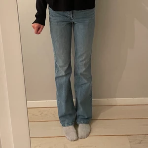 Zara jeans - Säljer dessa fina zara jeansen som inte finns att köpa längre💞knappt använda och i mycket bra skick. Är i modellen bootcut men skulle säga att det är ganska raka i benen. Det är även högmidjade😁👌🏽