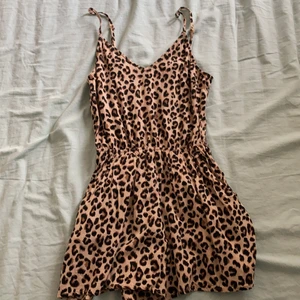 Leopard mönstrad byxdress  - Leopard mönstrad byxdress! Köptes för ca 1 år sedan! Den köptes för ca 145kr och säljs för 70kr! Frakten är gratis! Den är i storlek 34(xs/s)! 