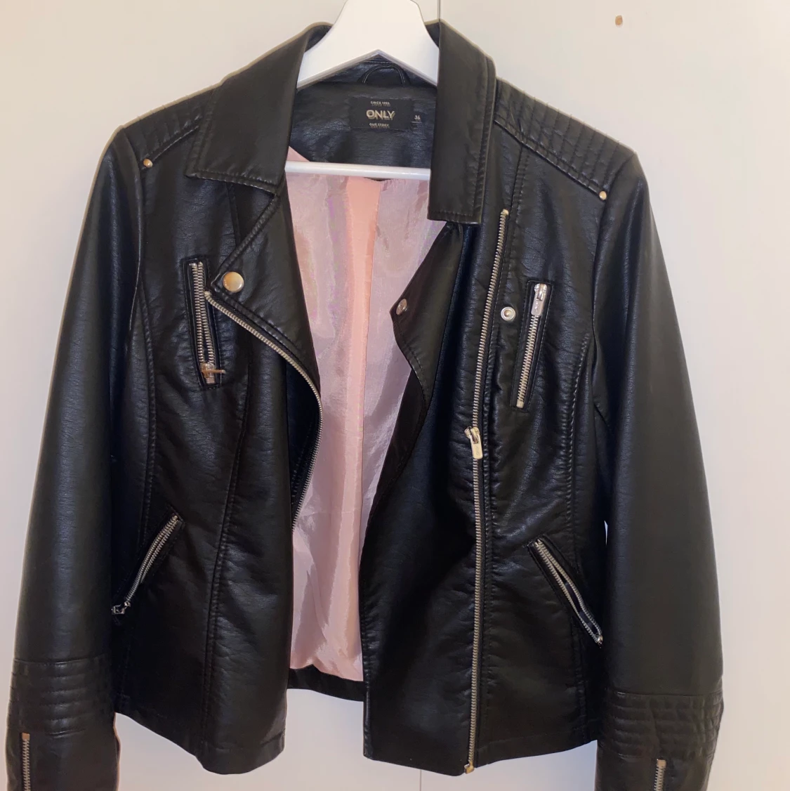 Only skinnjacka st 36