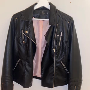 Only skinnjacka st 36 - Only skinnjacka i st 36. Jackan är i bra skick o använd några få gånger nypris ca 520kr säljer för 160kr☺️