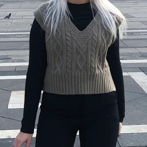 Stickad väst från Zara - Säljer min stickade väst, köpt på Zara i Milano. Sjukt snygg och mjuk och endast använd 1 gång 💖💖✨