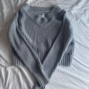 Säljer denna gråa stickade tröja, från Hollister. Använd 2-3 gånger. Storlek s