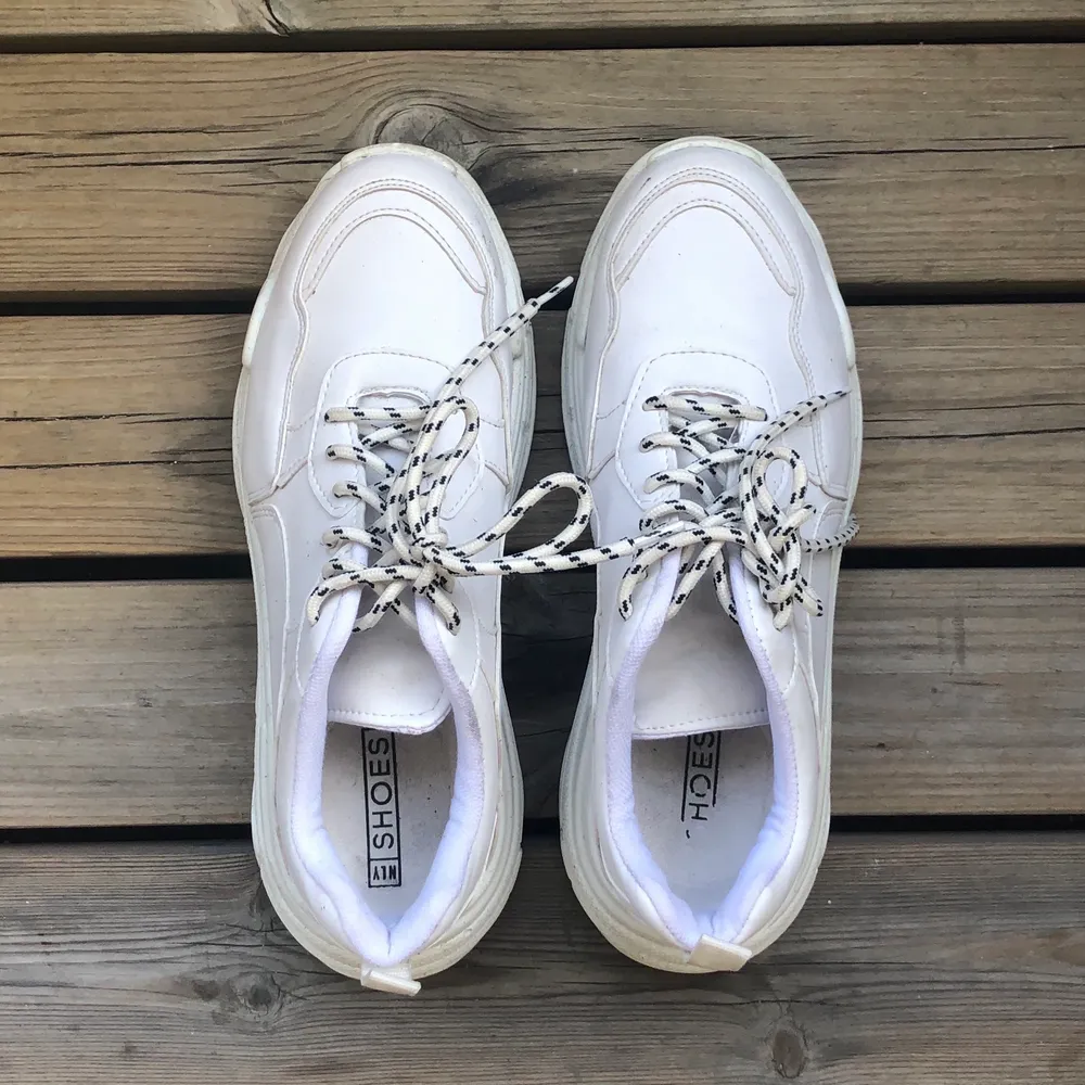 vita chunky sneakers, använt fåtal gånger så de är inte fläckfria men fortf najs skick. Skor.
