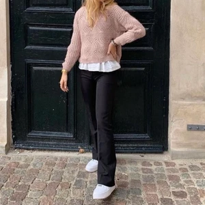 Kostymbyxor  - Säljer nu dessa fina kostymbyxor från Design By Si som dessutom sitter jättesnyggt, då de tyvärr inte kommit till användning mer än en gång. Väldigt långa, och passar mig jättebra som är 175. Hör gärna av er för fler bilder eller frågor. Köpare står för frakt 💗💗 