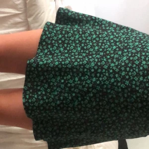 Kjol från Zara - Strl M men passar mer som S. Har inbyggda short och är i lite tjockare material. Köpt för 230 kr. Köparen står för frakt.