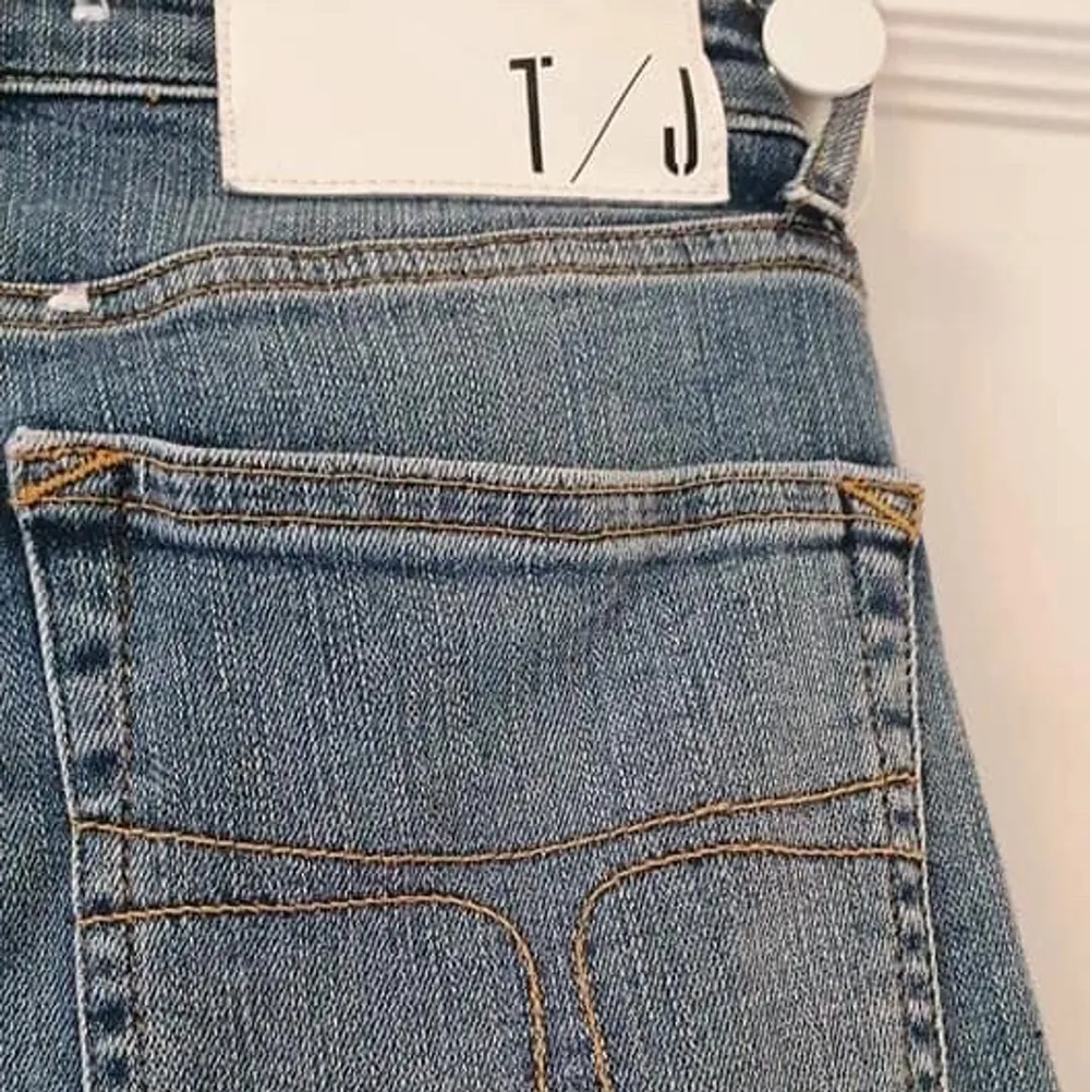 Superfina Tiger of Sweden jeans i storlek 28/32. Nypris 1099. Köparen står för eventuell frakt.. Jeans & Byxor.