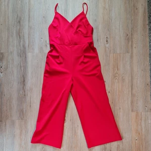 Röd jumpsuit  - Röd jumpsuit från bikbok med tunna axelband 