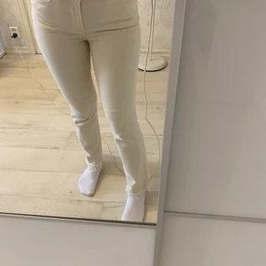 Jeans  - Beiga jeans köpta på Vero Moda säljer för 100kr plus frakt. Storlek Xs /32. 